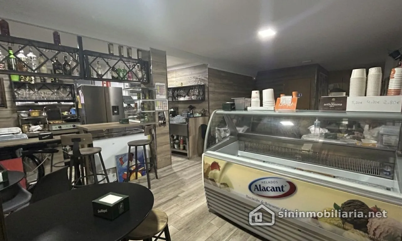 Se vende Cafetería de dos plantas con 210 m2