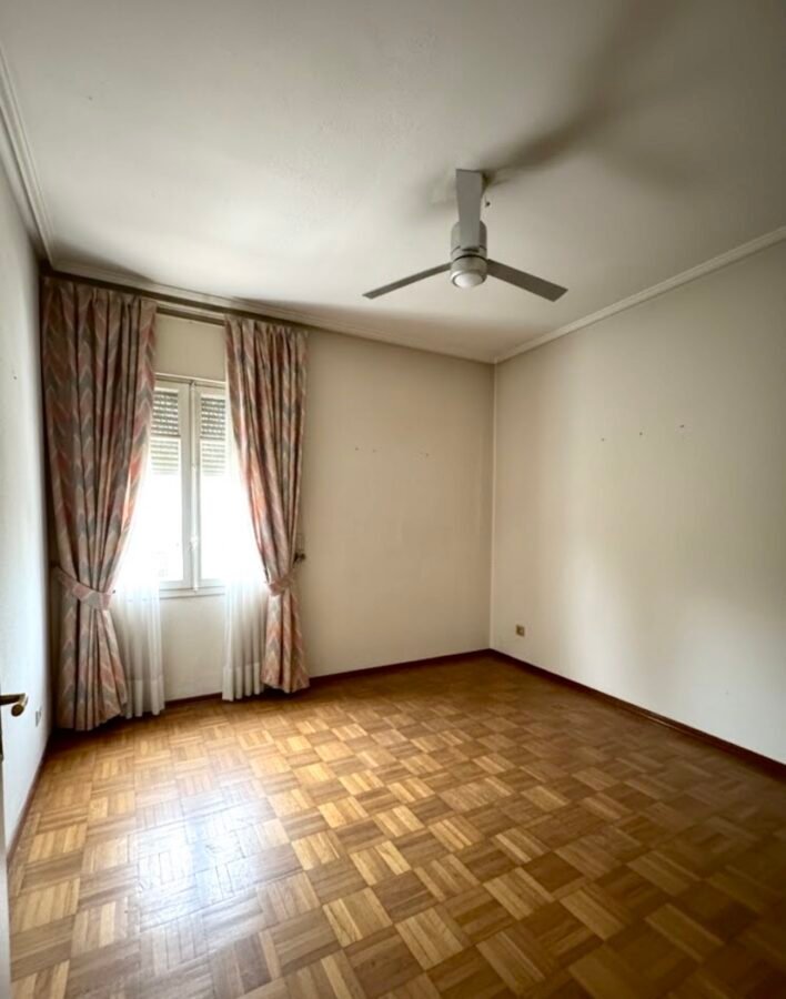 Departamento para reformar en Nueva España, Chamartín.88 m², 3 habitaciones, zona prime, alta revalorización. Metro Colombia y Pío XII a 3 min. Venta directa. Sin comisiones.