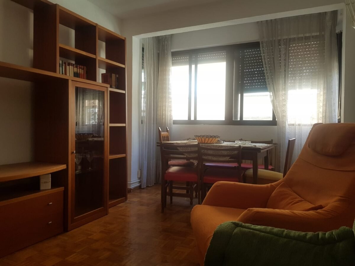 Piso de 76 m² en Lucero, Extremadura. 3 dormitorios, cocina con terraza. A 250 m de estación Lucero (L6), cerca de Casa de Campo. Recién pintado, caldera nueva.